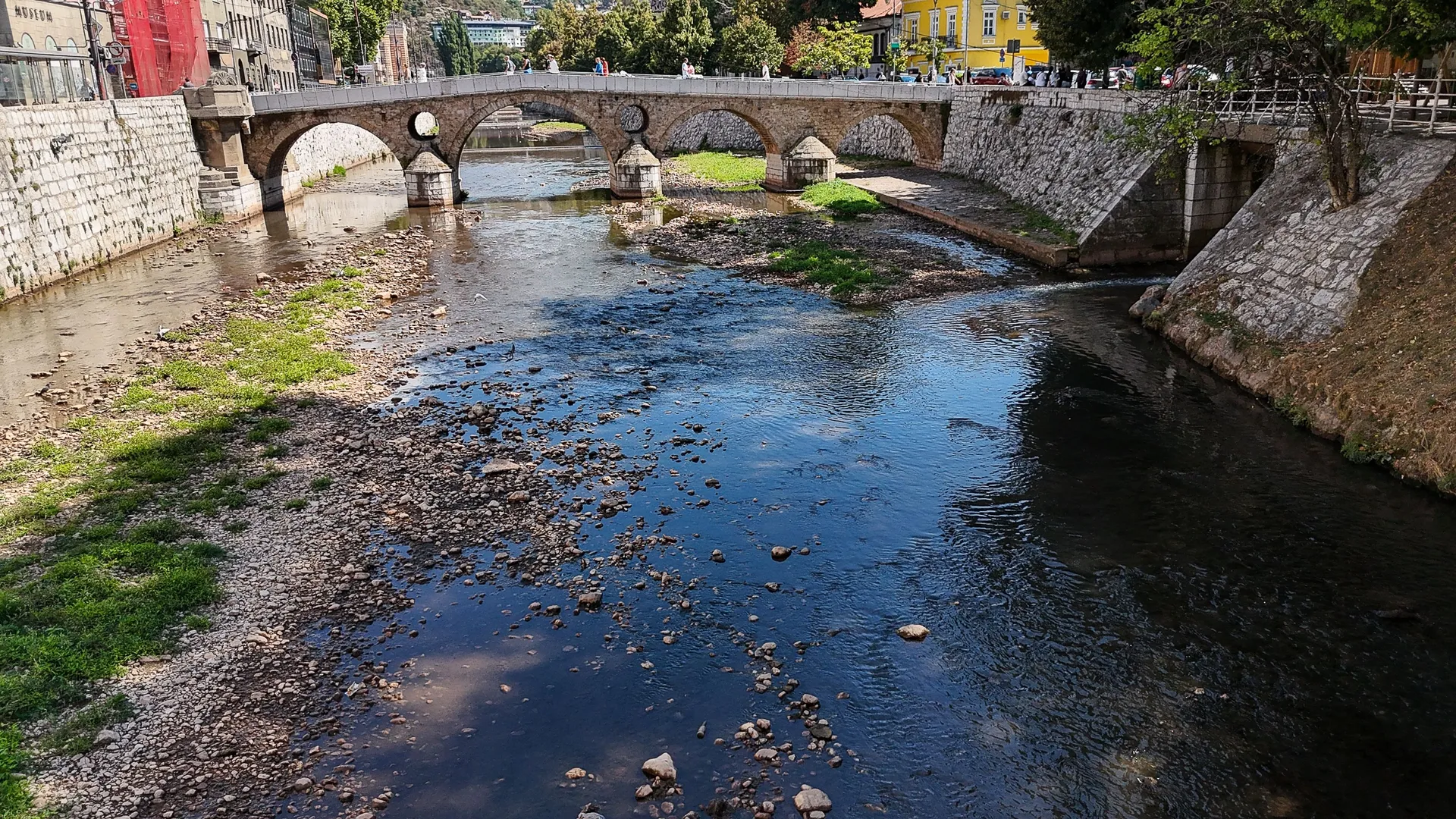 Miljacka na veoma niskom vodostaju
