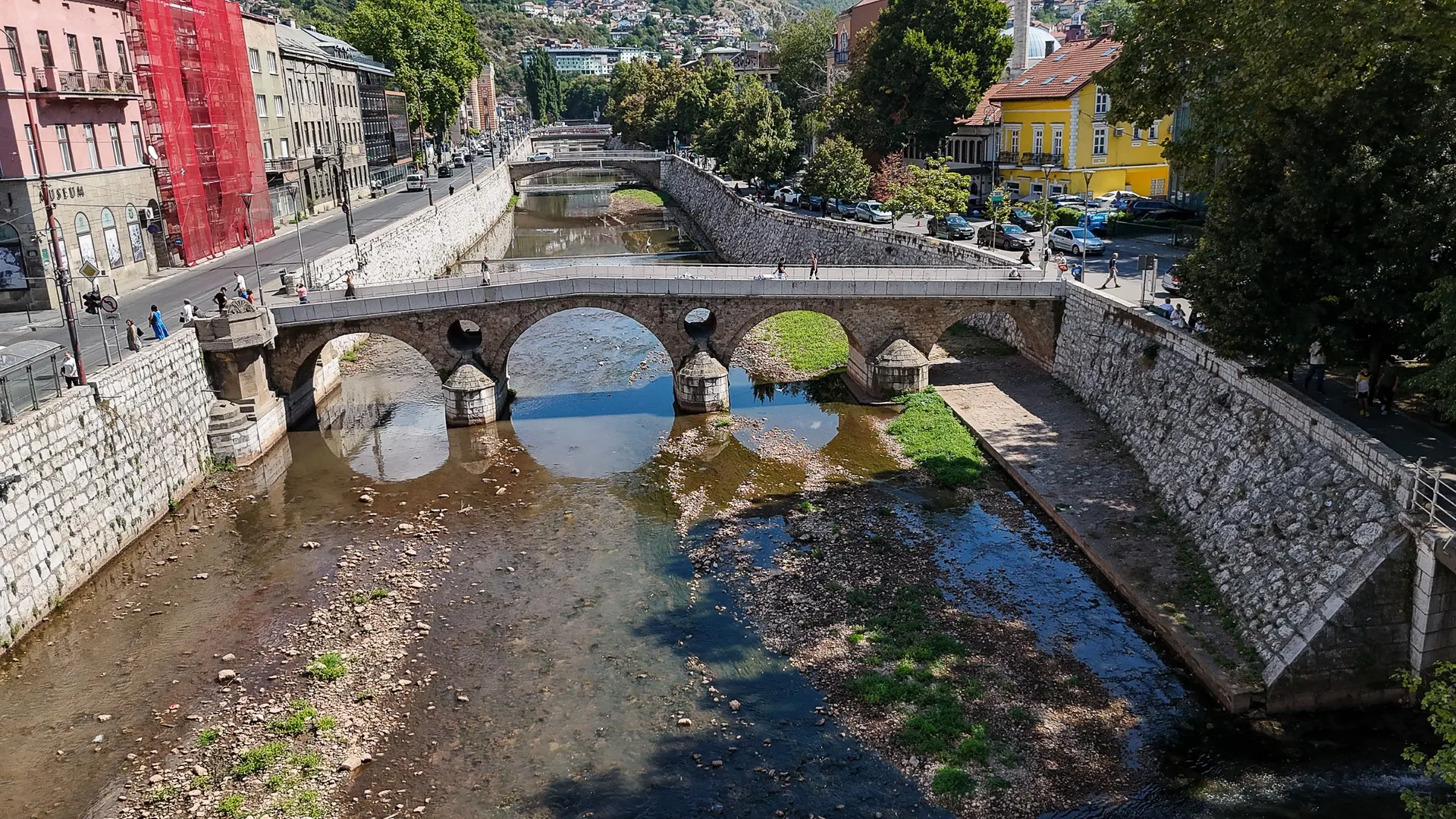 Miljacka na veoma niskom vodostaju