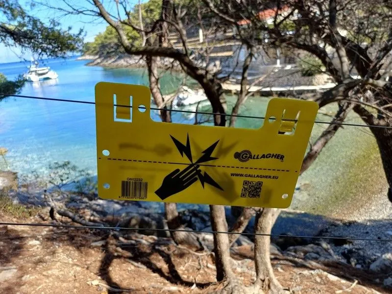 Kupače na Visu dočekala ograda pod naponom koja seže sve do mora