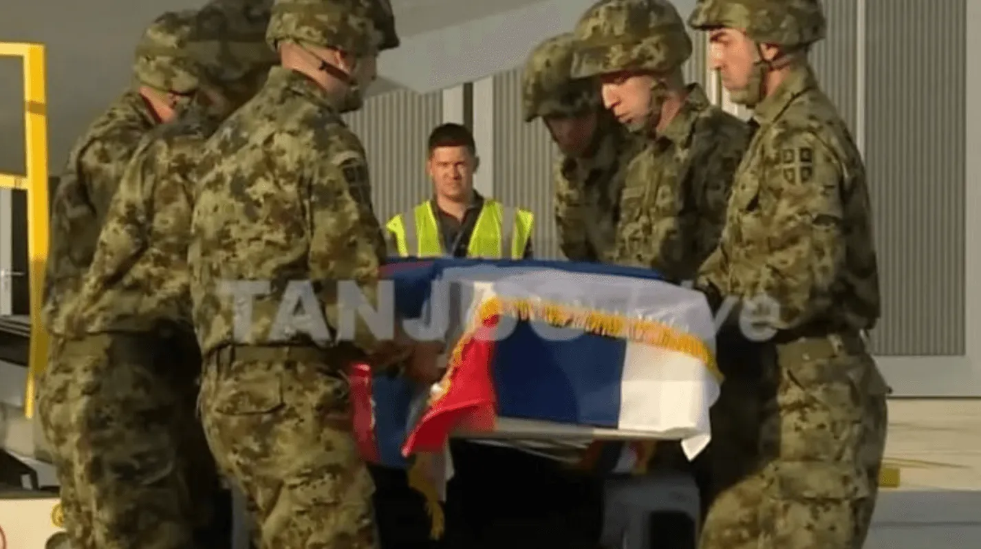Tijelo zločinca Mladića ipak u Beogradu dočekano uz najviše vojne počasti