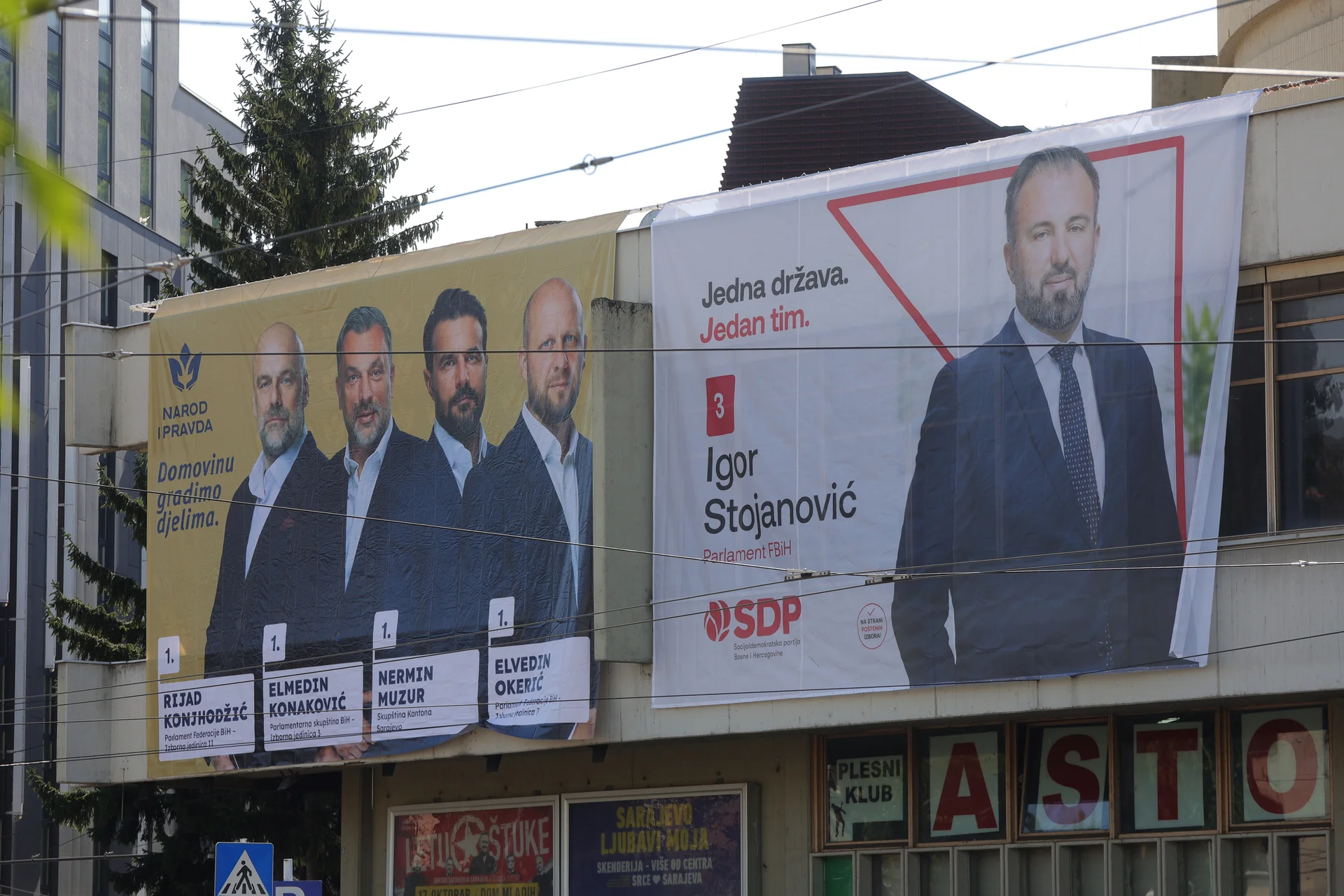 Predizborni dekor je spreman: Stari plakati i slogani bahatih političara