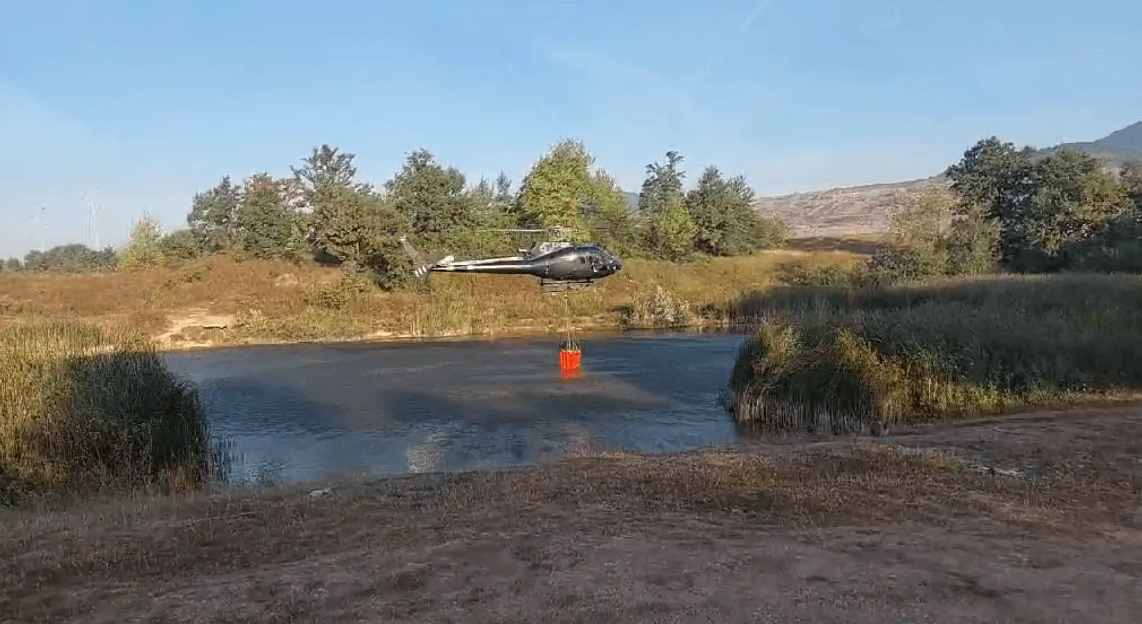 Helikopter ZDK gasio požar kod Kaknja, izbacio više od 10.000 litara vode