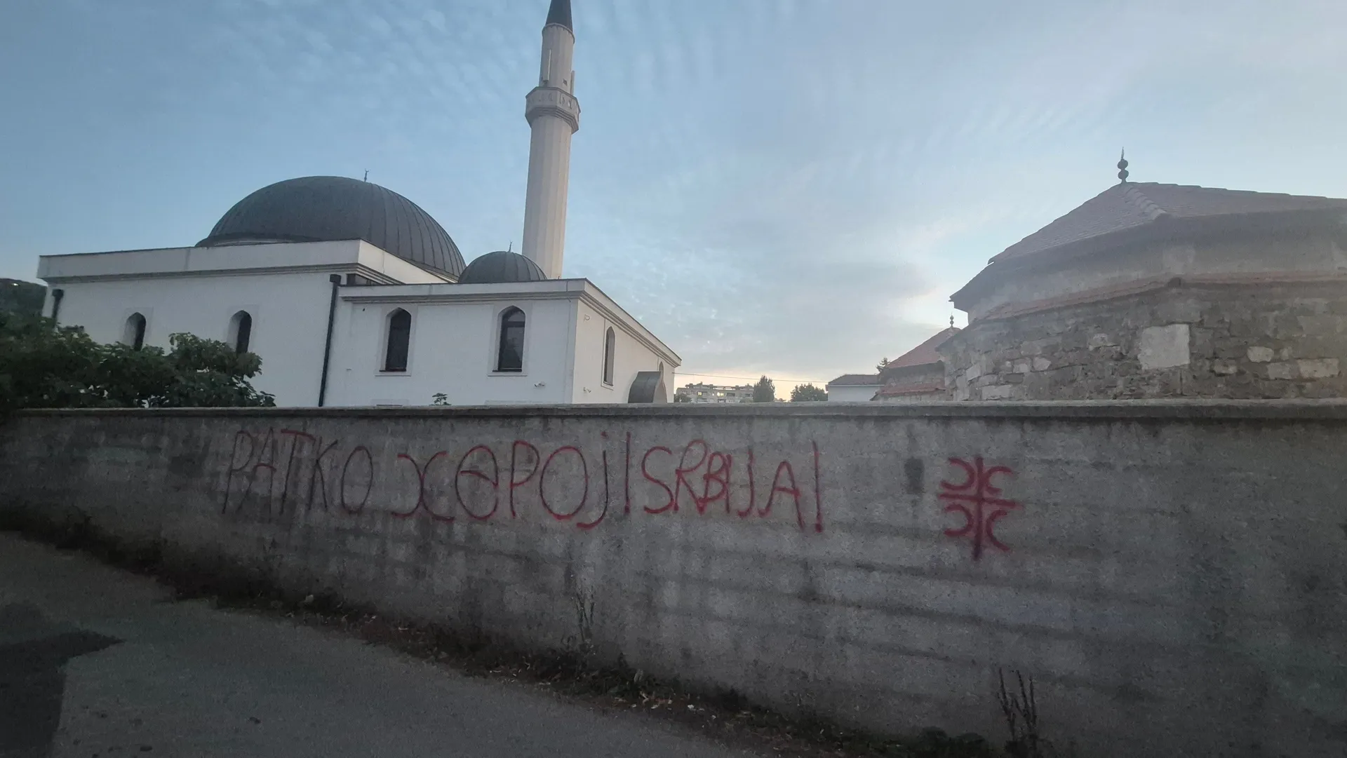 Sramotan čin skrnavljenja džamije u Banjoj Luci: Na zidu ispisano "Ratko heroj"
