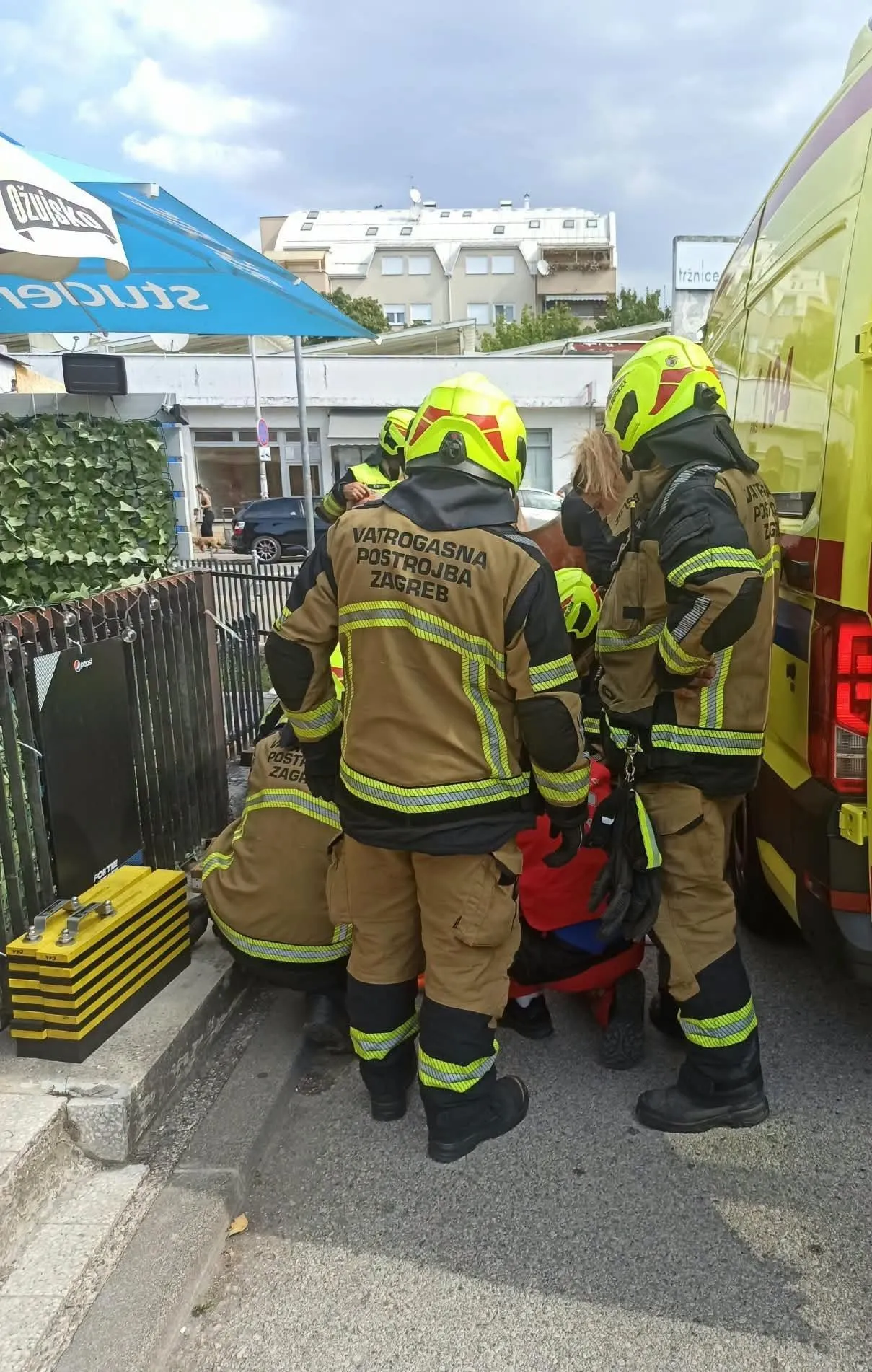 Neobična intervencija vatrogasaca: Muškarcu dio ograde ostao u glavi