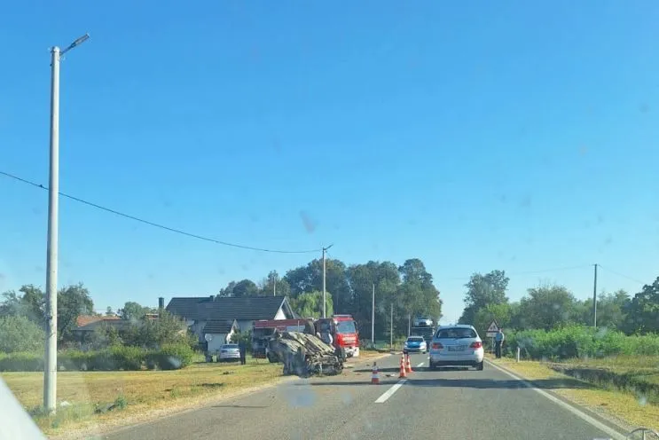 Tragedija kod bh. grada, automobil završio na krovu, poginula jedna osoba