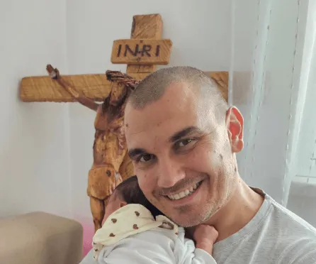 Josip koji je prepješačio BiH sa križem podijelio prve trenutke sa kćerkom