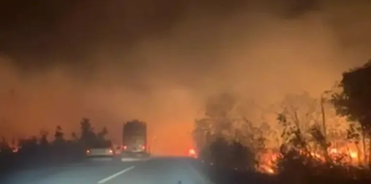 Vatra guta sve pred sobom: Obustavljen saobraćaj na putu Bileća–Gacko