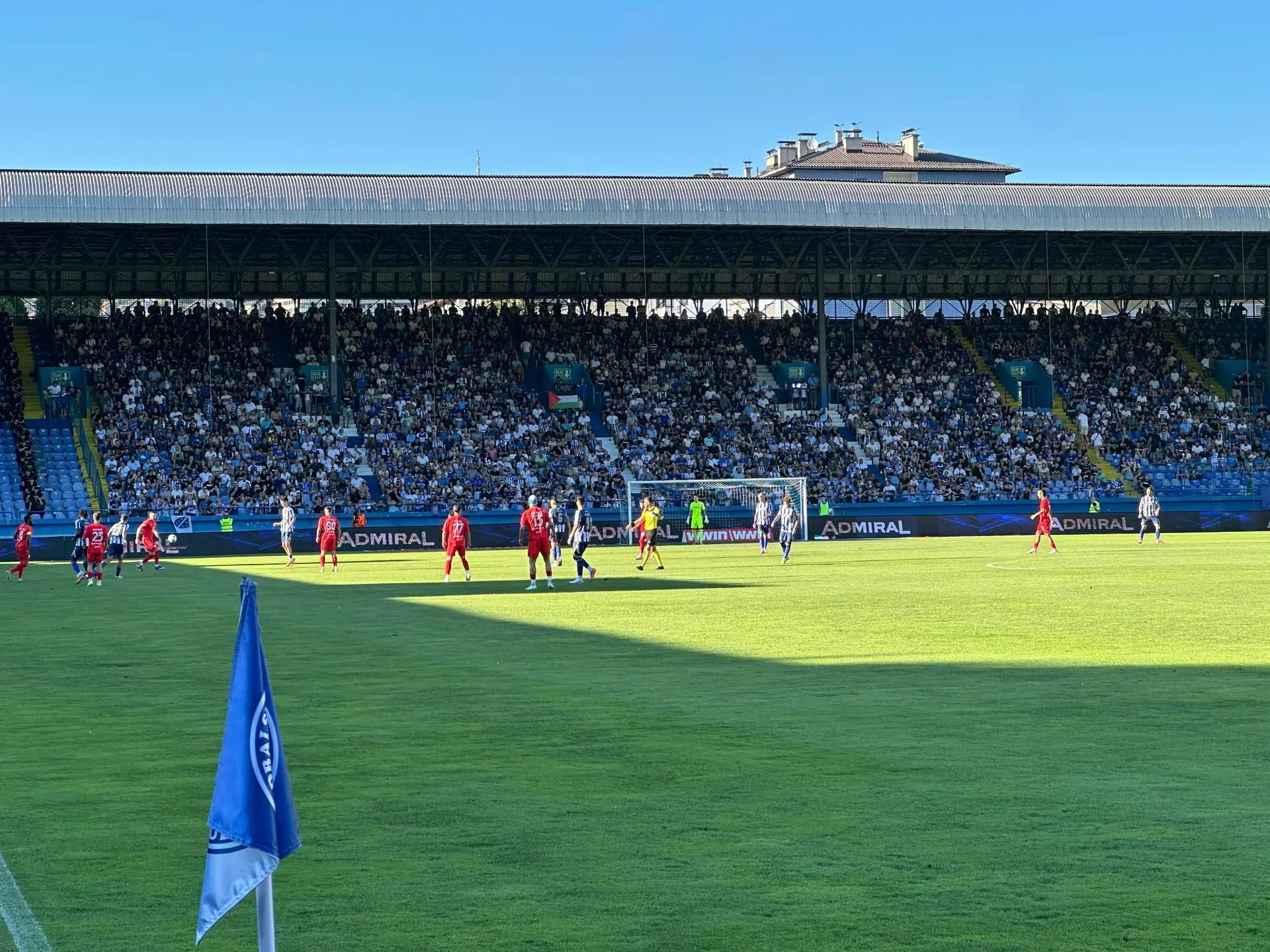 Pogledajte kakva je atmosfera na Grbavici u duelu Željezničara i Veleža