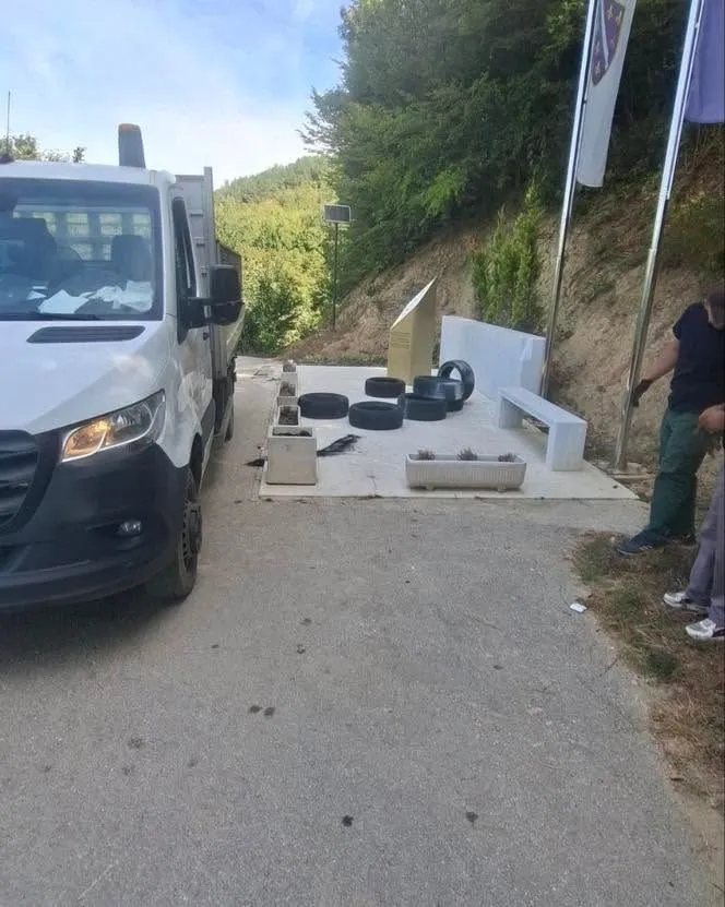 Na spomen-obilježju heroju BiH Enveru Šehoviću ostavljene automobilske gume
