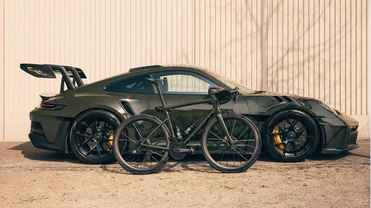 Njegov Porsche ima biciklističkog dvojnika i izgleda nevjerovatno