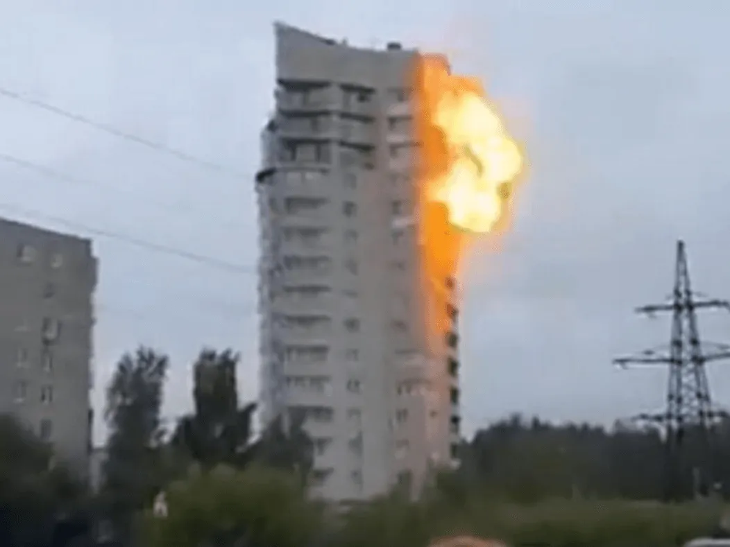 Objavljen dramatičan snimak iz Rusije, dron udario u stambenu zgradu
