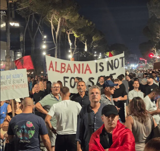 "Flamingo revolucija" već 100 dana trese Albaniju zbog projekta Trumpovog zeta