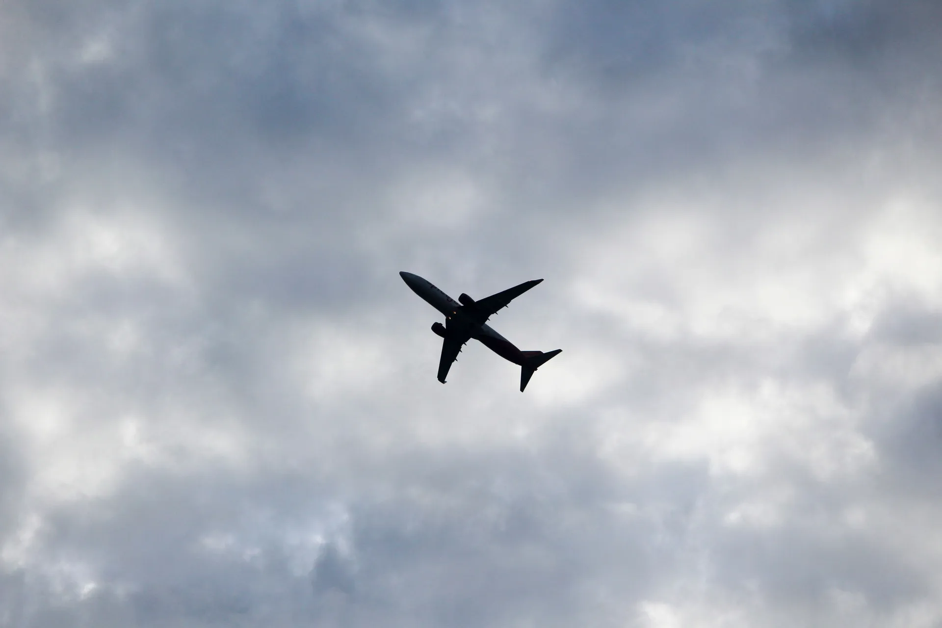  Makedonac uhapšen zbog sumnje na seksualno zlostavljanje djevojčice u avionu