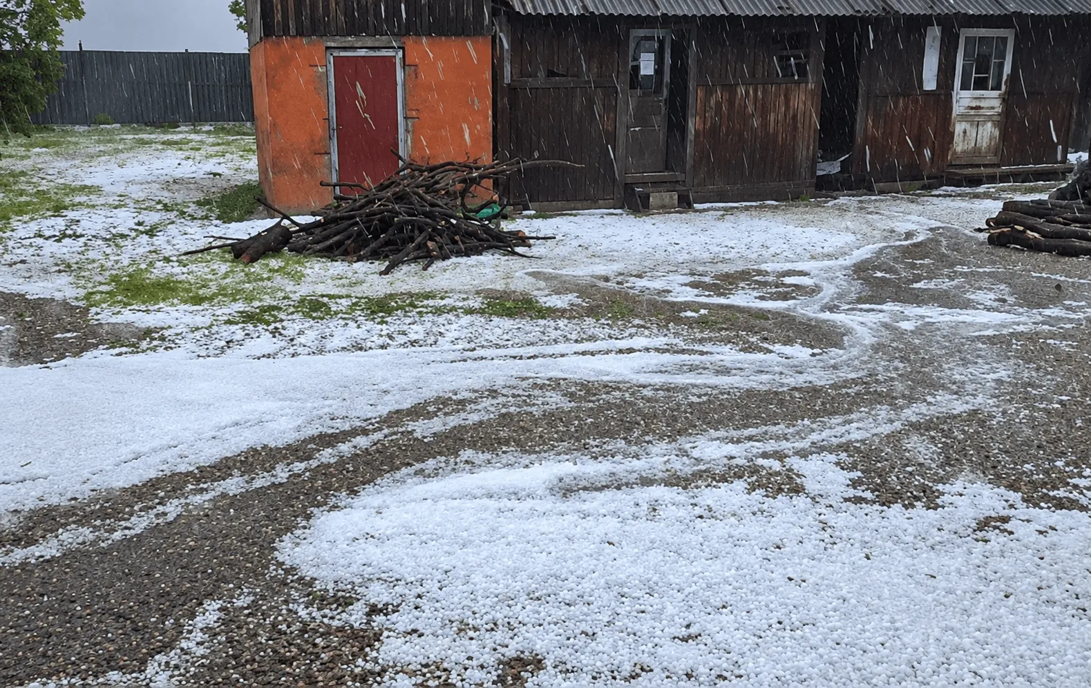 Veliko nevrijeme s ledom stiglo na sjever BiH, objavljen video iz Laktaša