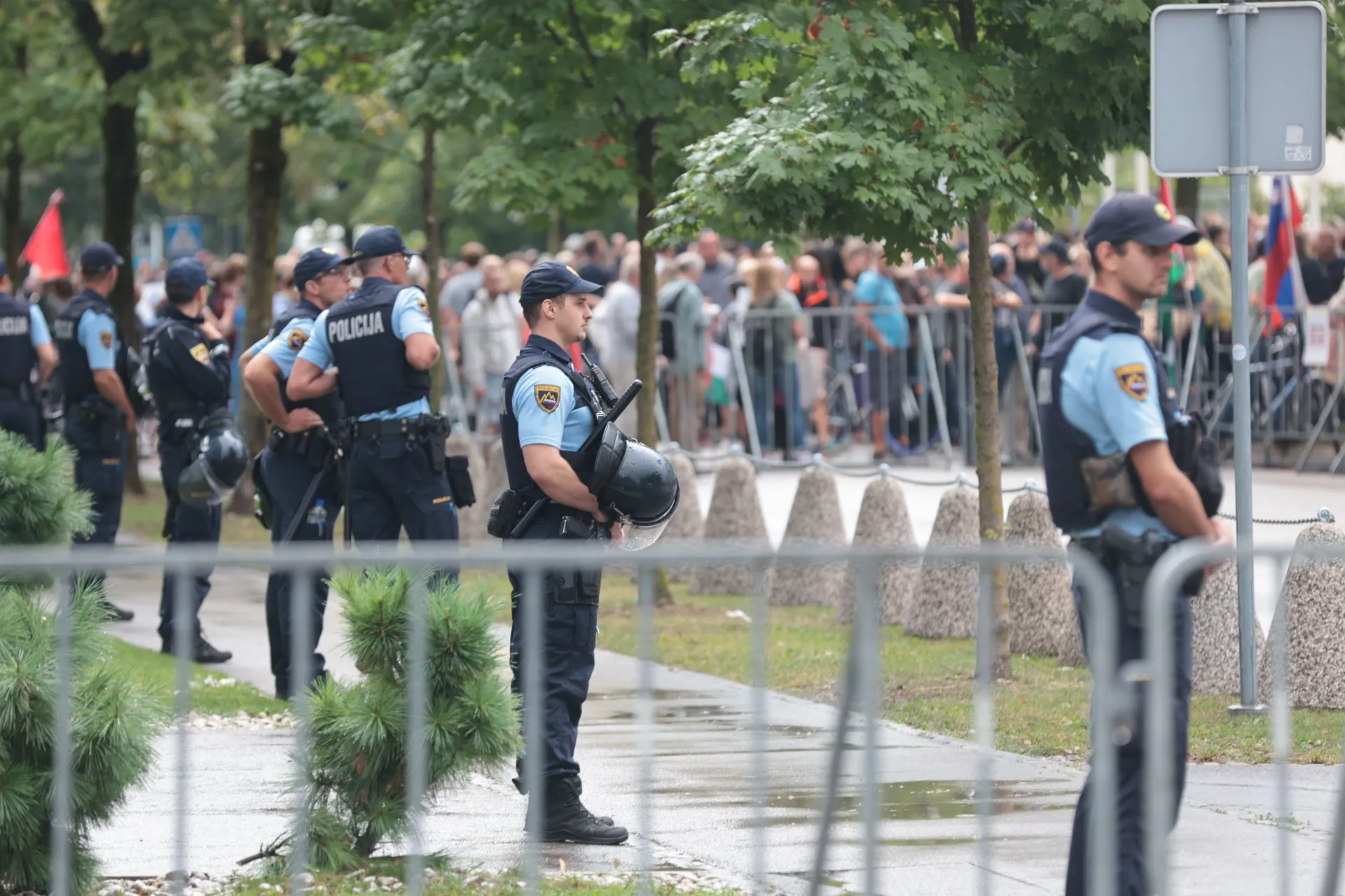Ljubljana, Slovenija - 9. septembar 2026:Na platou ispred više institucija Slovenije u Ljubljani u srijedu je održan protest povodom posjete izraelskog ministra vanjskih poslova Gideona Sa'ara i otvaranja izraelske ambasade u Dimičevoj ulici.Okupljeni dem