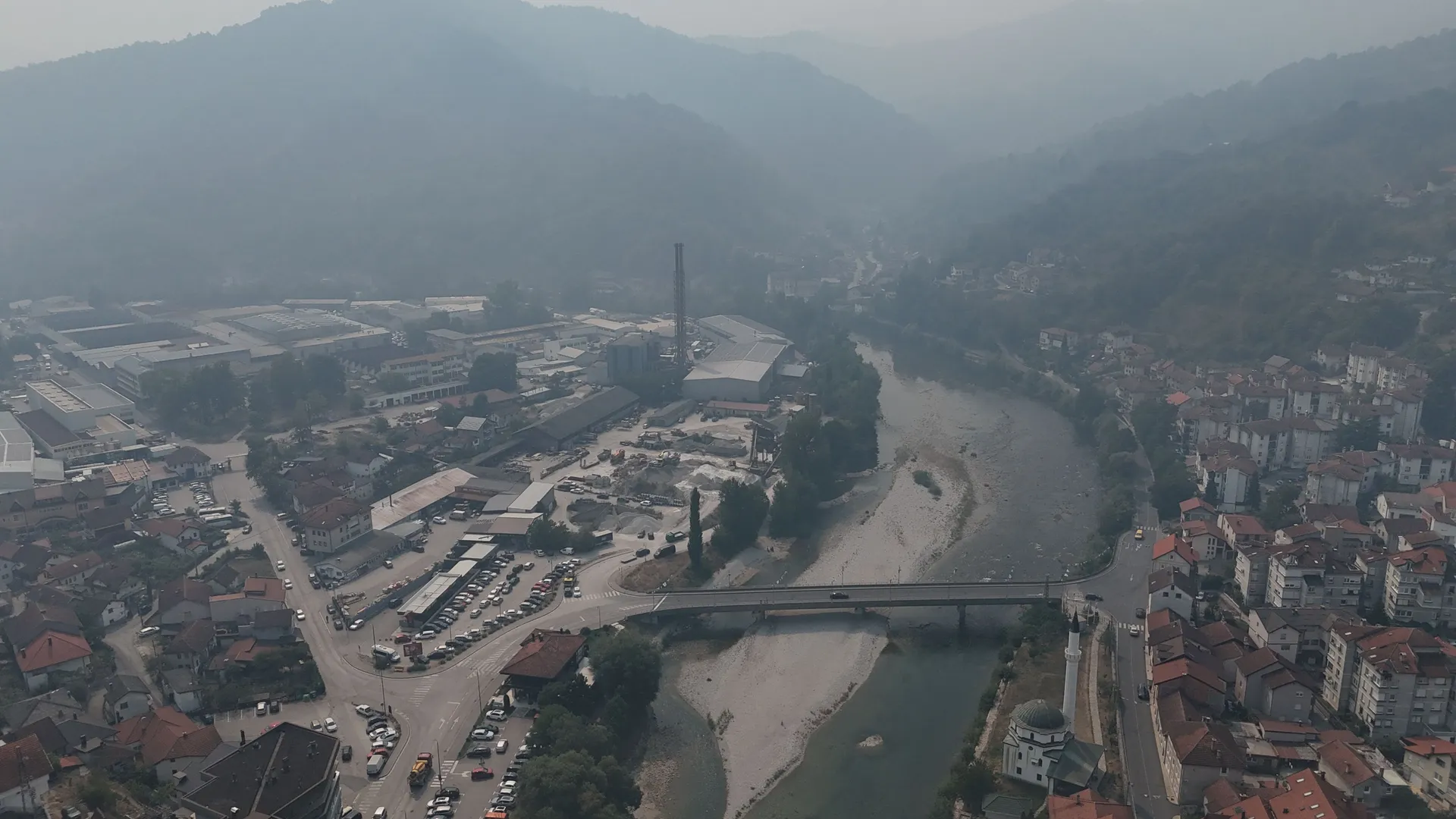 KONJIC, BiH, 9. SEPTEMBAR: Vatrogasci nastavljaju borbu s požarom koji je zahvatio šumu u neposrednoj blizini gradskih naselja, dok gust sloj dima prekriva Konjic, grad u Hercegovini. ( Denis Zuberi - Anadolu Agency )