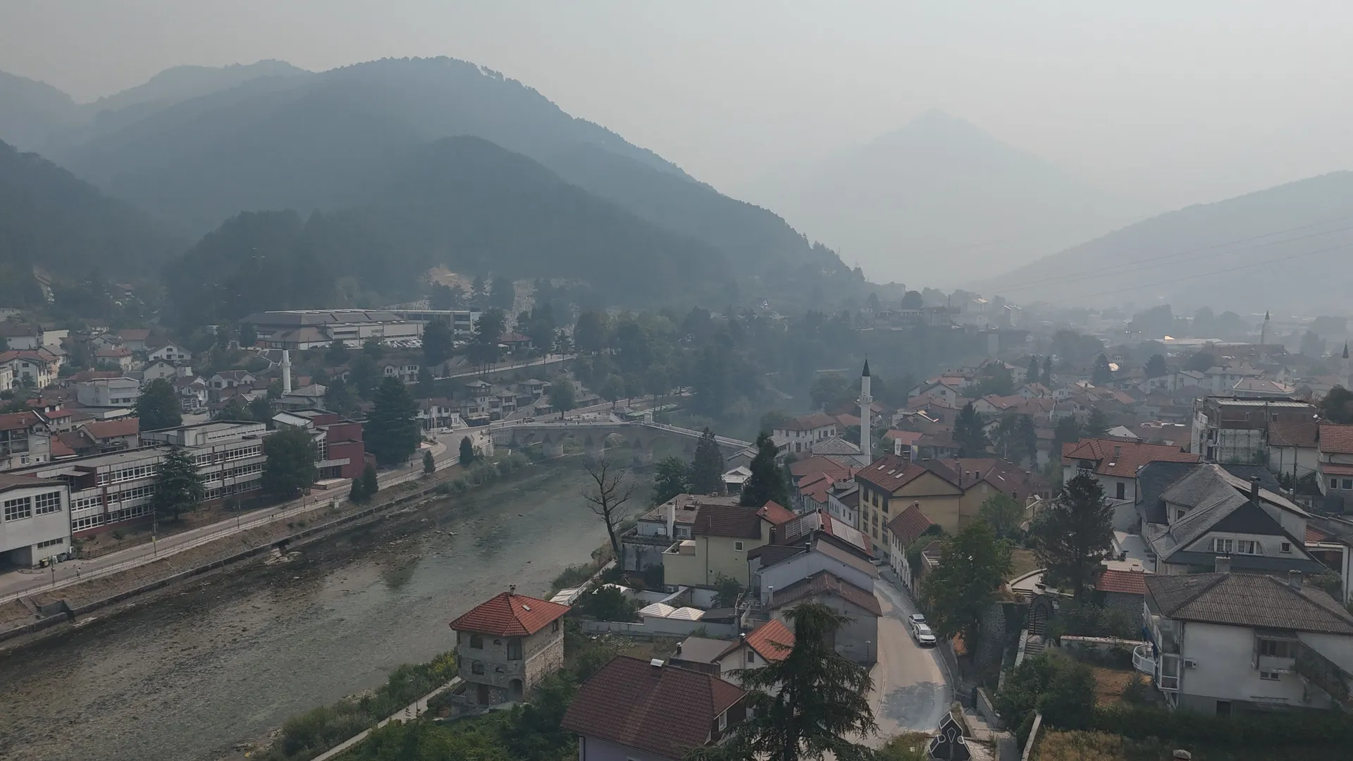 KONJIC, BiH, 9. SEPTEMBAR: Vatrogasci nastavljaju borbu s požarom koji je zahvatio šumu u neposrednoj blizini gradskih naselja, dok gust sloj dima prekriva Konjic, grad u Hercegovini. ( Denis Zuberi - Anadolu Agency )