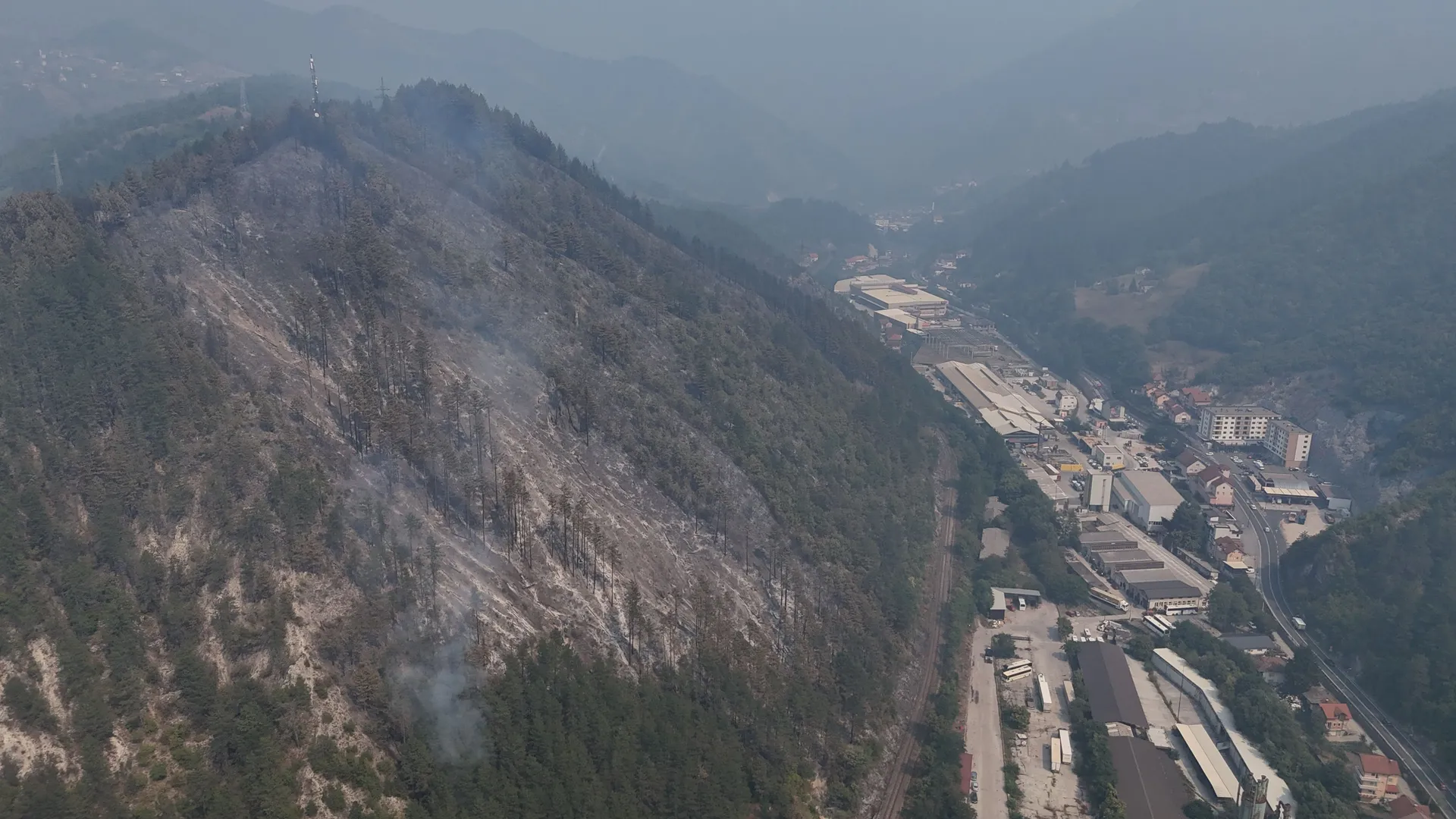 KONJIC, BiH, 9. SEPTEMBAR: Vatrogasci nastavljaju borbu s požarom koji je zahvatio šumu u neposrednoj blizini gradskih naselja, dok gust sloj dima prekriva Konjic, grad u Hercegovini. ( Denis Zuberi - Anadolu Agency )