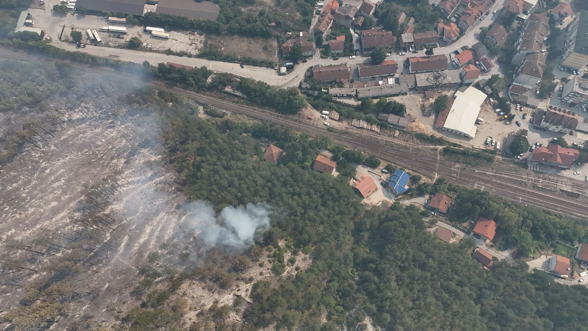 KONJIC, BiH, 9. SEPTEMBAR: Vatrogasci nastavljaju borbu s požarom koji je zahvatio šumu u neposrednoj blizini gradskih naselja, dok gust sloj dima prekriva Konjic, grad u Hercegovini. ( Denis Zuberi - Anadolu Agency )
