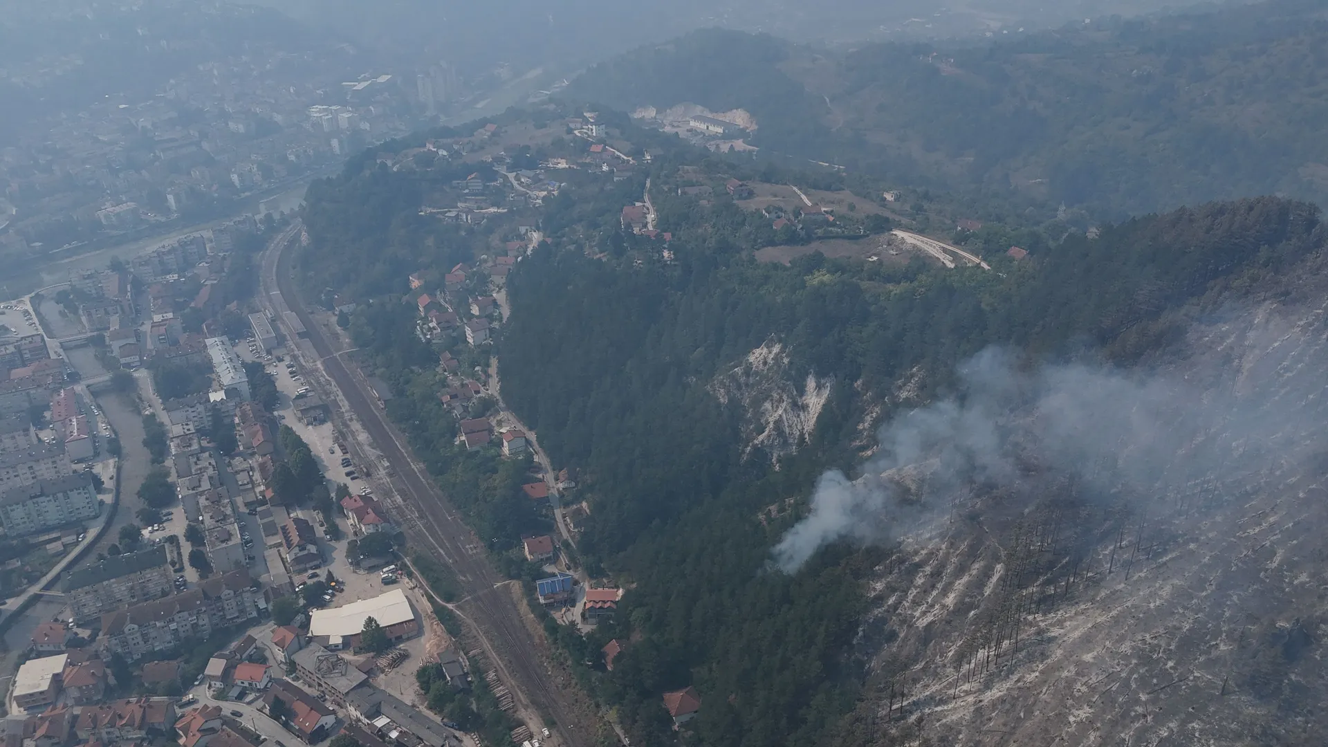 KONJIC, BiH, 9. SEPTEMBAR: Vatrogasci nastavljaju borbu s požarom koji je zahvatio šumu u neposrednoj blizini gradskih naselja, dok gust sloj dima prekriva Konjic, grad u Hercegovini. ( Denis Zuberi - Anadolu Agency )