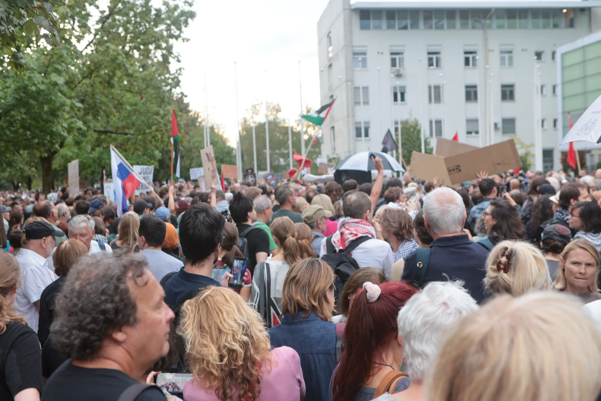 Ljubljana, Slovenija - 9. septembar 2026:Na platou ispred više institucija Slovenije u Ljubljani u srijedu je održan protest povodom posjete izraelskog ministra vanjskih poslova Gideona Sa'ara i otvaranja izraelske ambasade u Dimičevoj ulici.Okupljeni dem