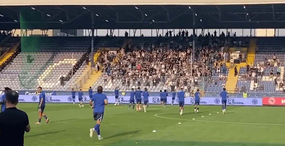 Igrači Željezničara izašli na zagrijavanje, pogledajte kako su dočekani
