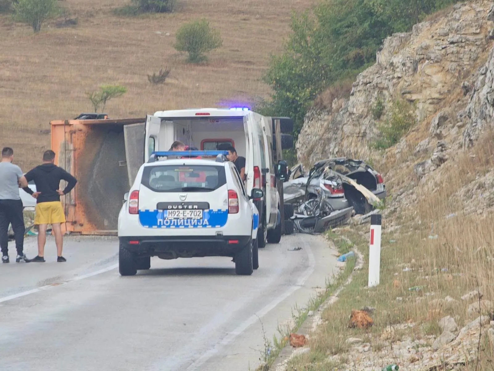 Vozač automobila poginuo u stravičnom sudaru u BiH, kamion se prevrnuo