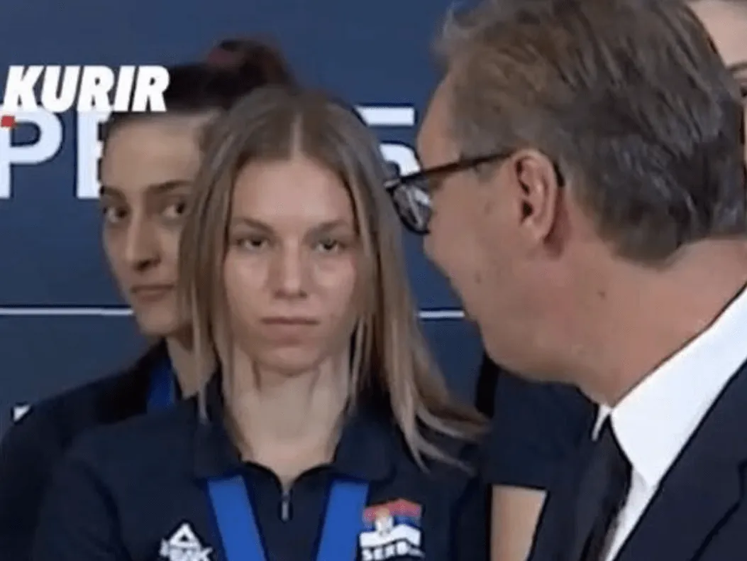 Izrazi lica odbojkašica tokom Vučićevog govora izazvali buru reakcija