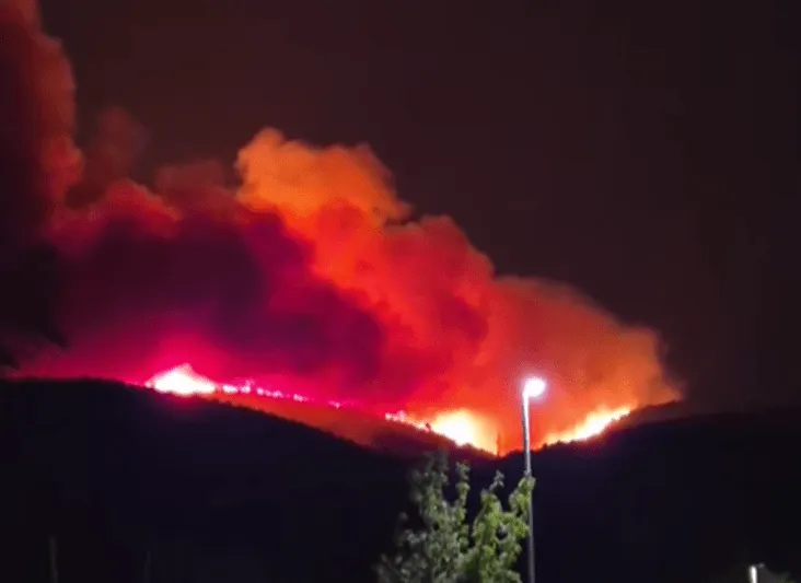 Veliki požar na Braču, dio mještana evakuisan prema moru, isključena i struja