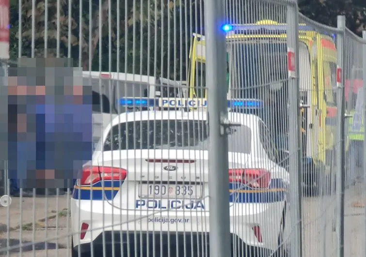 Učenik u školi oštrim predmetom povrijedio učenika i čistačicu