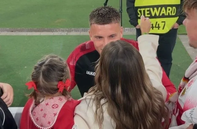 Nakon pobjede uslijedio najljepši zagrljaj: Demirović sa suprugom i kćerkicom