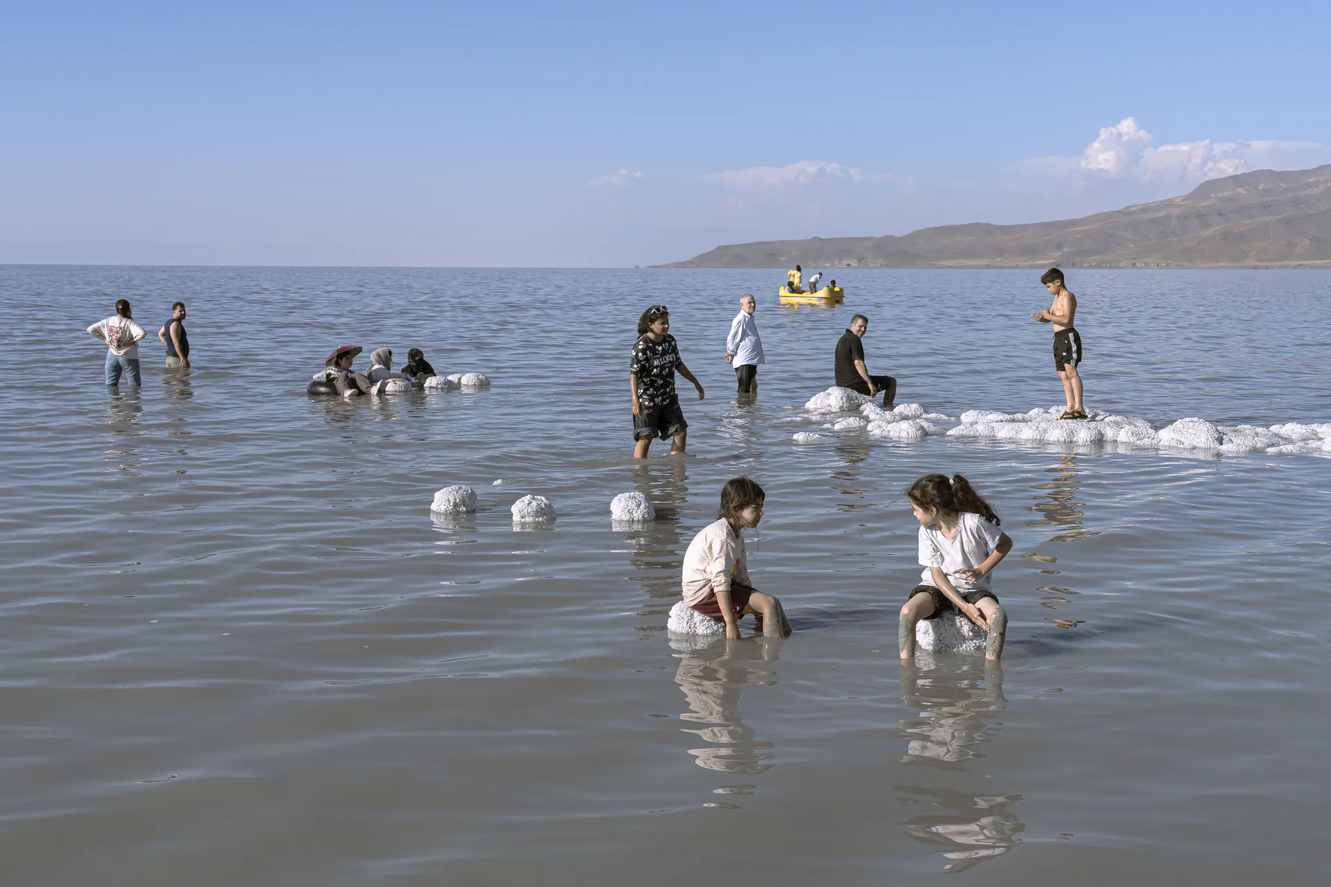 Ovo jezero sve bliže presušivanju, ali posjetioci i dalje dolaze na kupanje