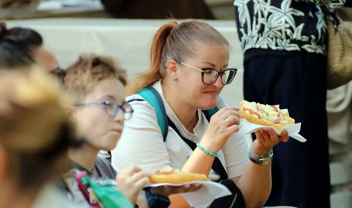 Mirisi gulaša i sarme ispunili Novi Sad, park pretvoren u veliko seosko dvorište