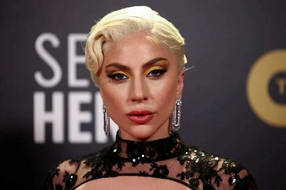 Lady Gaga postala majka, fotografisana s novorođenčetom u naručju