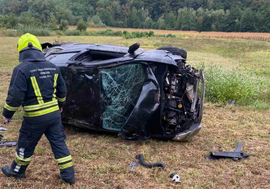 Automobil sletio s puta kod Banje Luke i prevrnuo se na bok, troje povrijeđenih