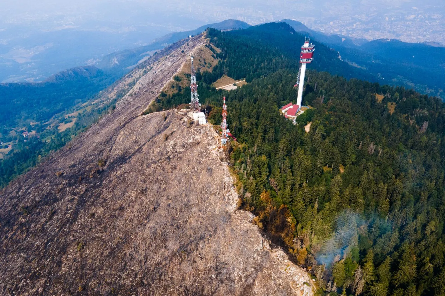 (FOTO) Kataklizma na Trebeviću, požar opustošio dio planine, posljedice ogromne