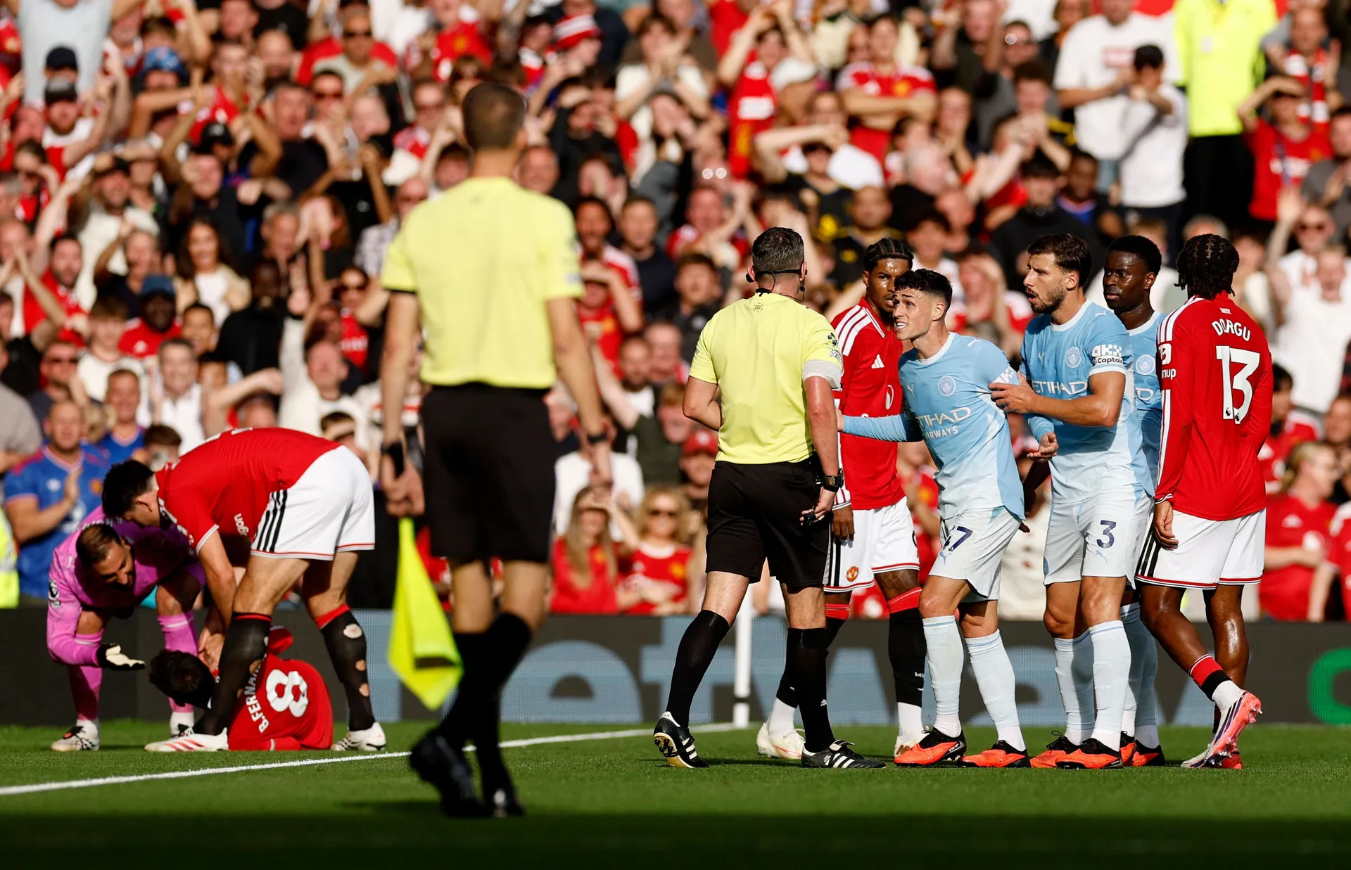 Phil Foden napravio veliku glupost, udario zvijezdu Uniteda i dobio crveni