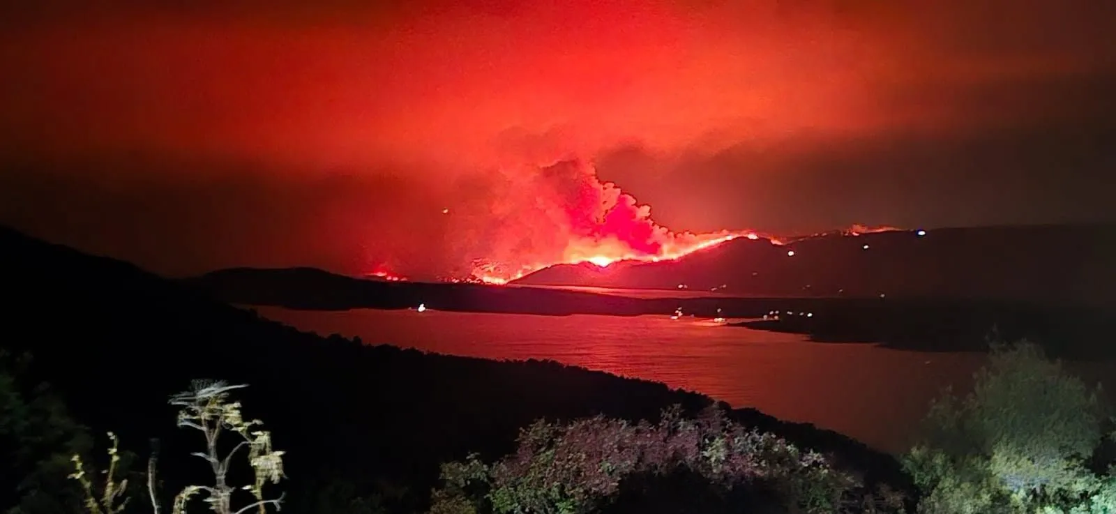 Žena pala s broda tokom bijega od vatre, bori se za život, evakuirano 700 osoba