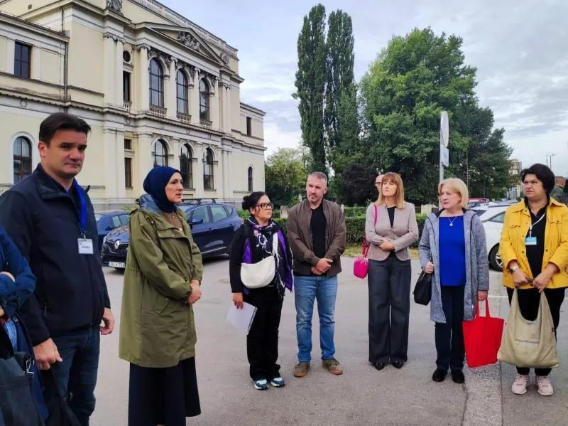 Novi naraštaji uče lekcije Srebrenice: Sarajevski učenici u Potočarima