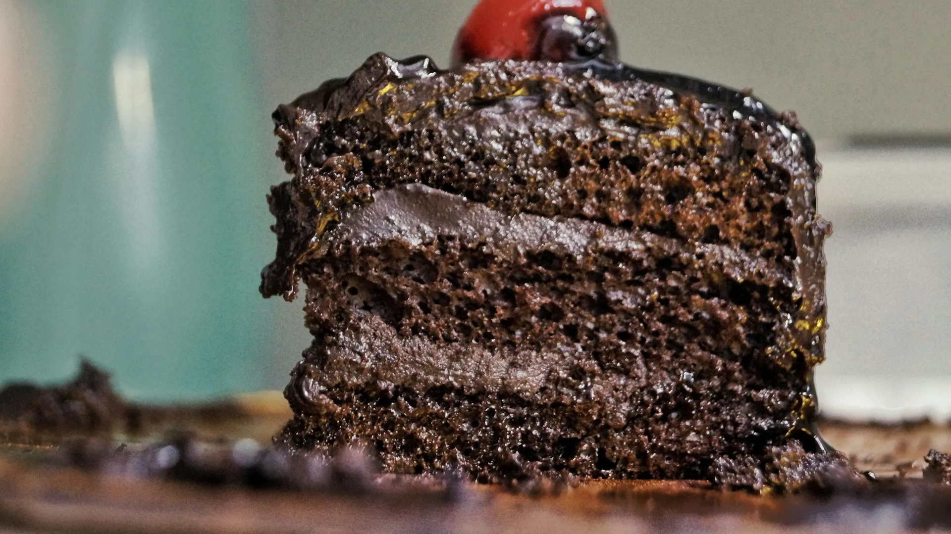 Čokoladni kolač s višnjama kojem je teško odoljeti: Recept je jednostavan