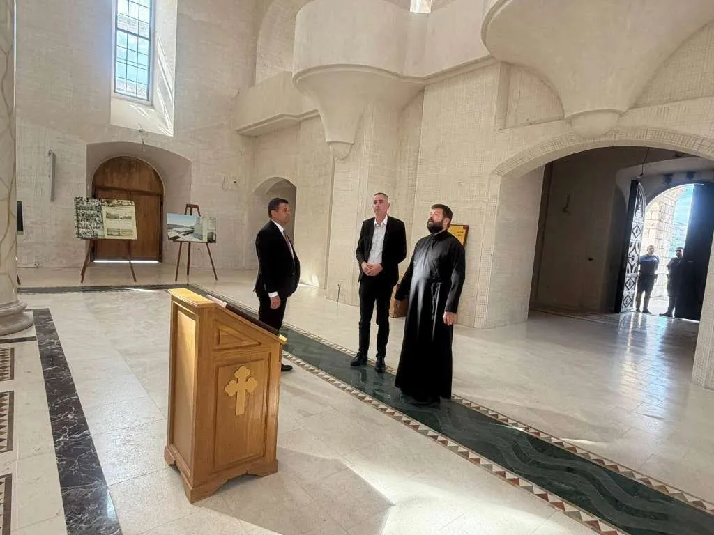 Hurtić posjetio hram u Mostaru koji ni tri decenije nakon rata nije obnovljen
