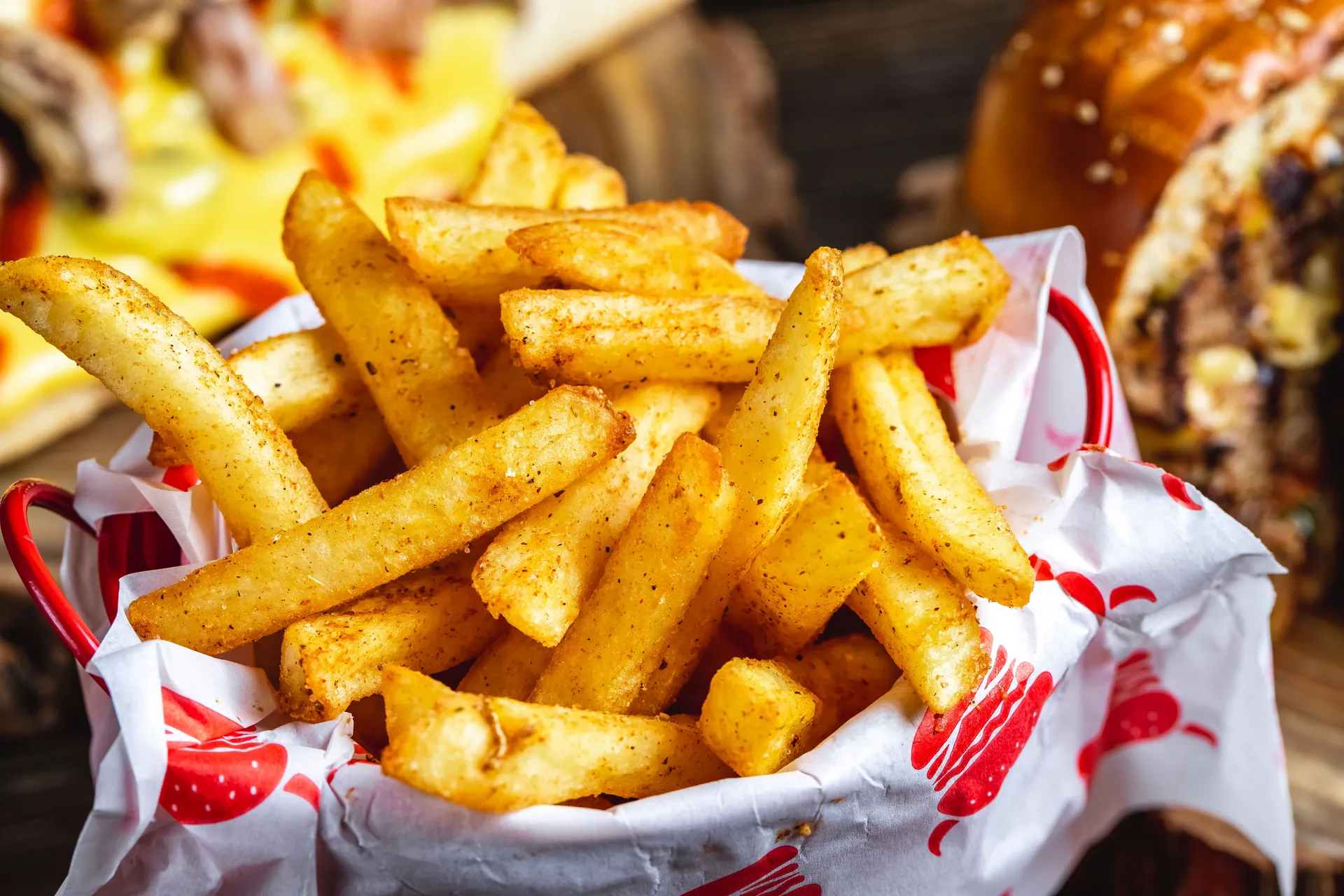 Pomfrit koji ostaje hrskav i nakon hlađenja? Tajna je u dva prženja i jednom koraku