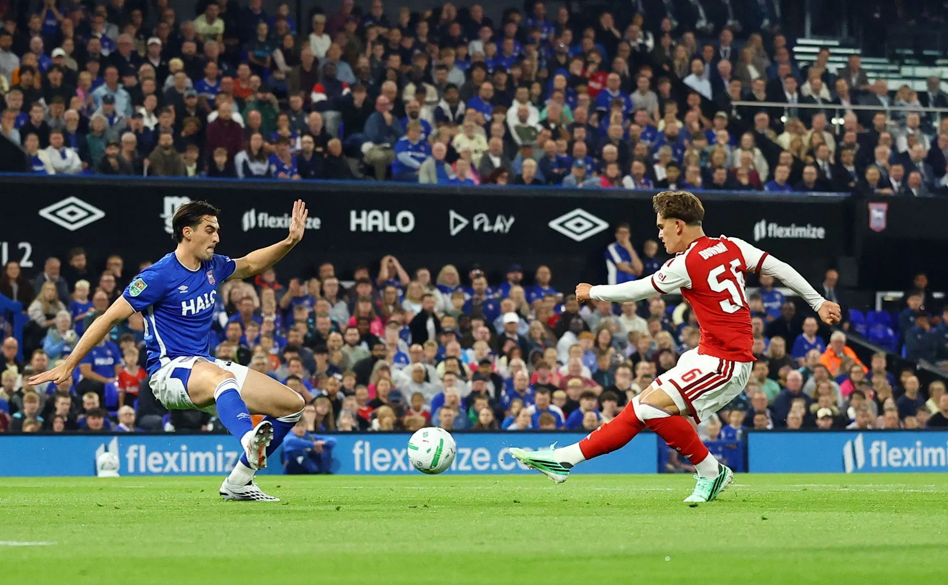 Arsenalov šesnaestogodišnjak posramio mnogo iskusnijeg defanzivca i postigao gol