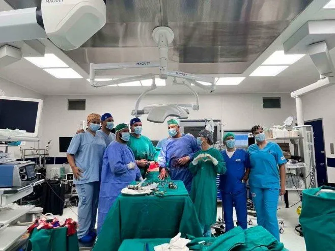 Hirurzi UKC-a RS pacijentu odstranili tumor grudnog koša težak više od 6 kg