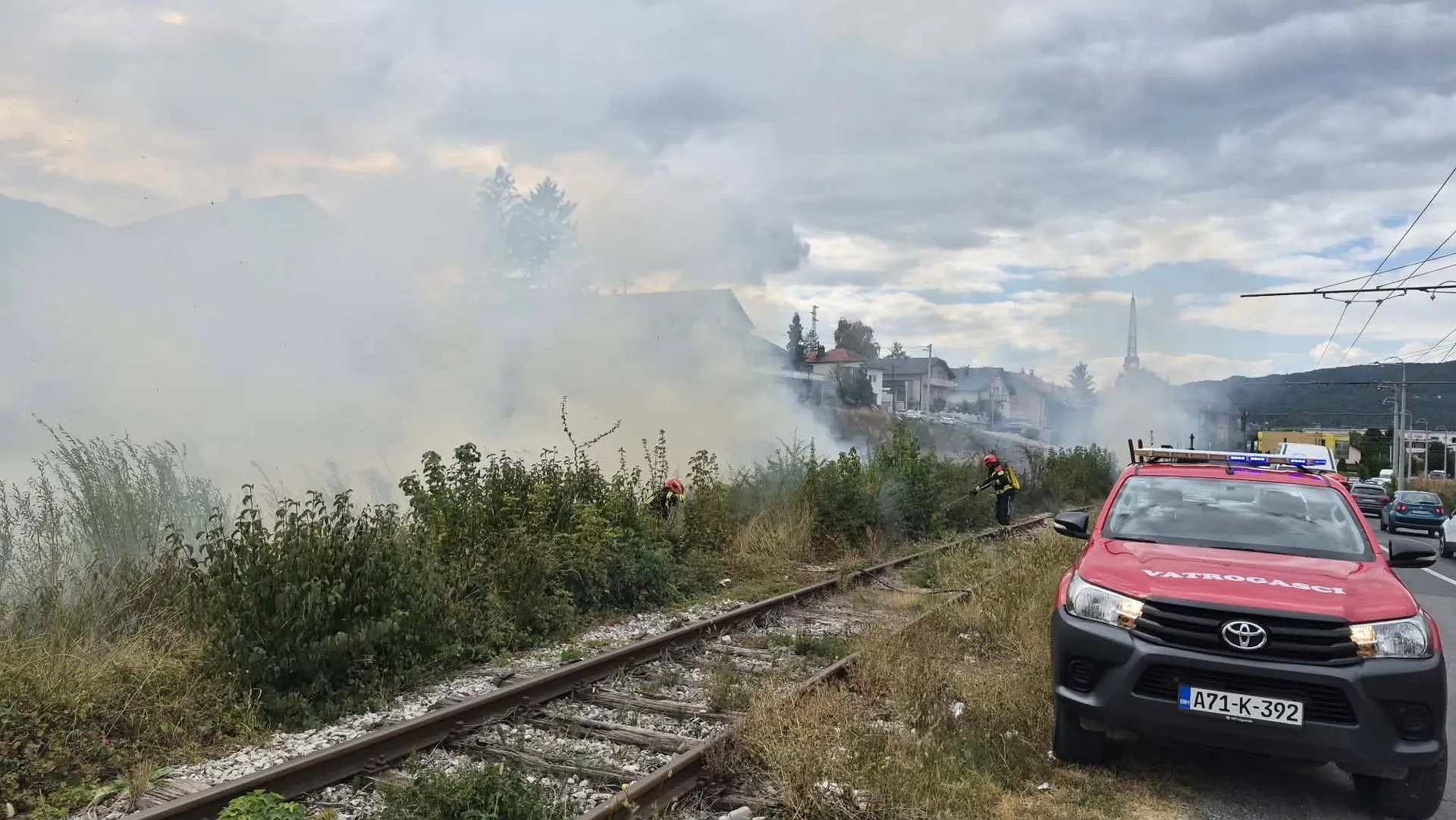 Veliki požar izbio uz prugu kod Vogošće, vatrogasci na terenu