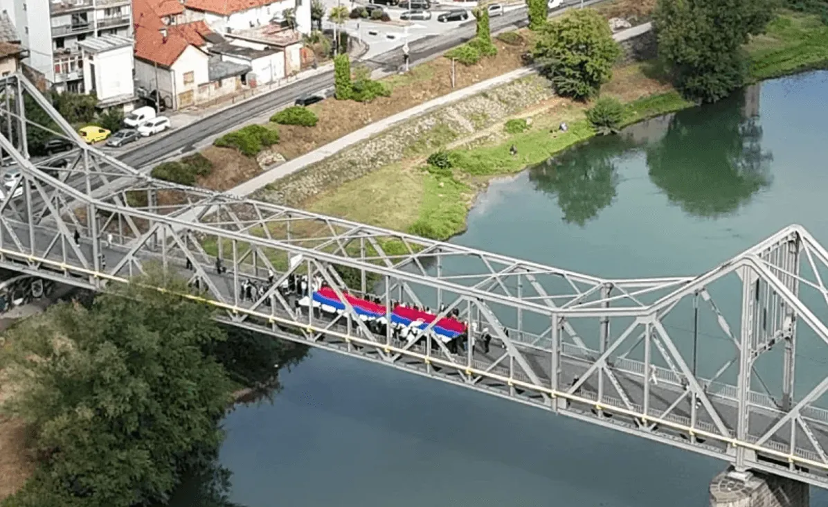„Drina nas razdvaja samo geografski“: Spojili zastave Srbije i RS-a