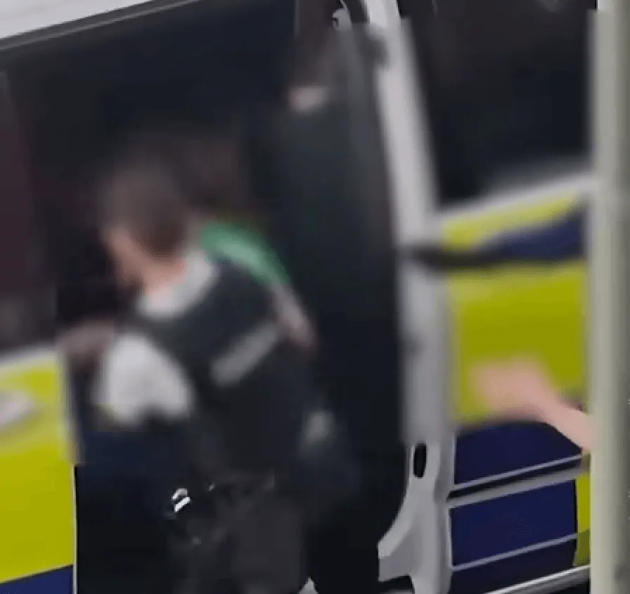 Policajac udario ženu s lisicama na rukama, pokrenuta istraga