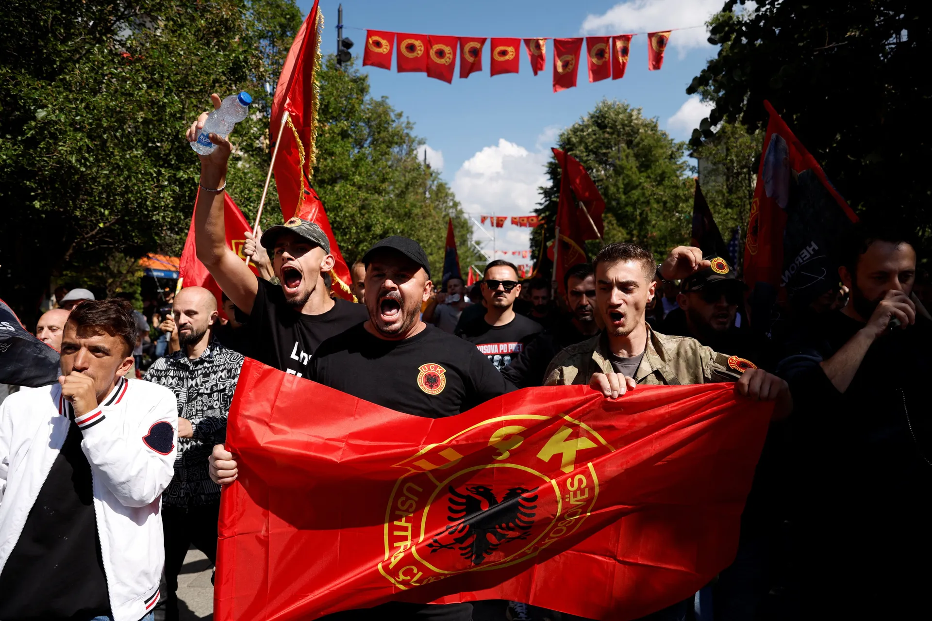 Protestna šetnja i suze u Prištini nakon presude čelnicima OVK - slika 9