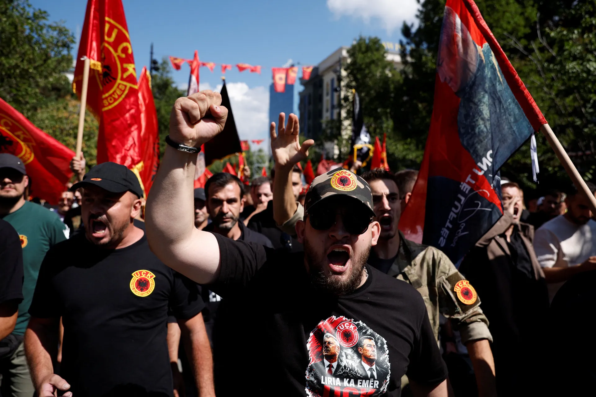 Protestna šetnja i suze u Prištini nakon presude čelnicima OVK - slika 5