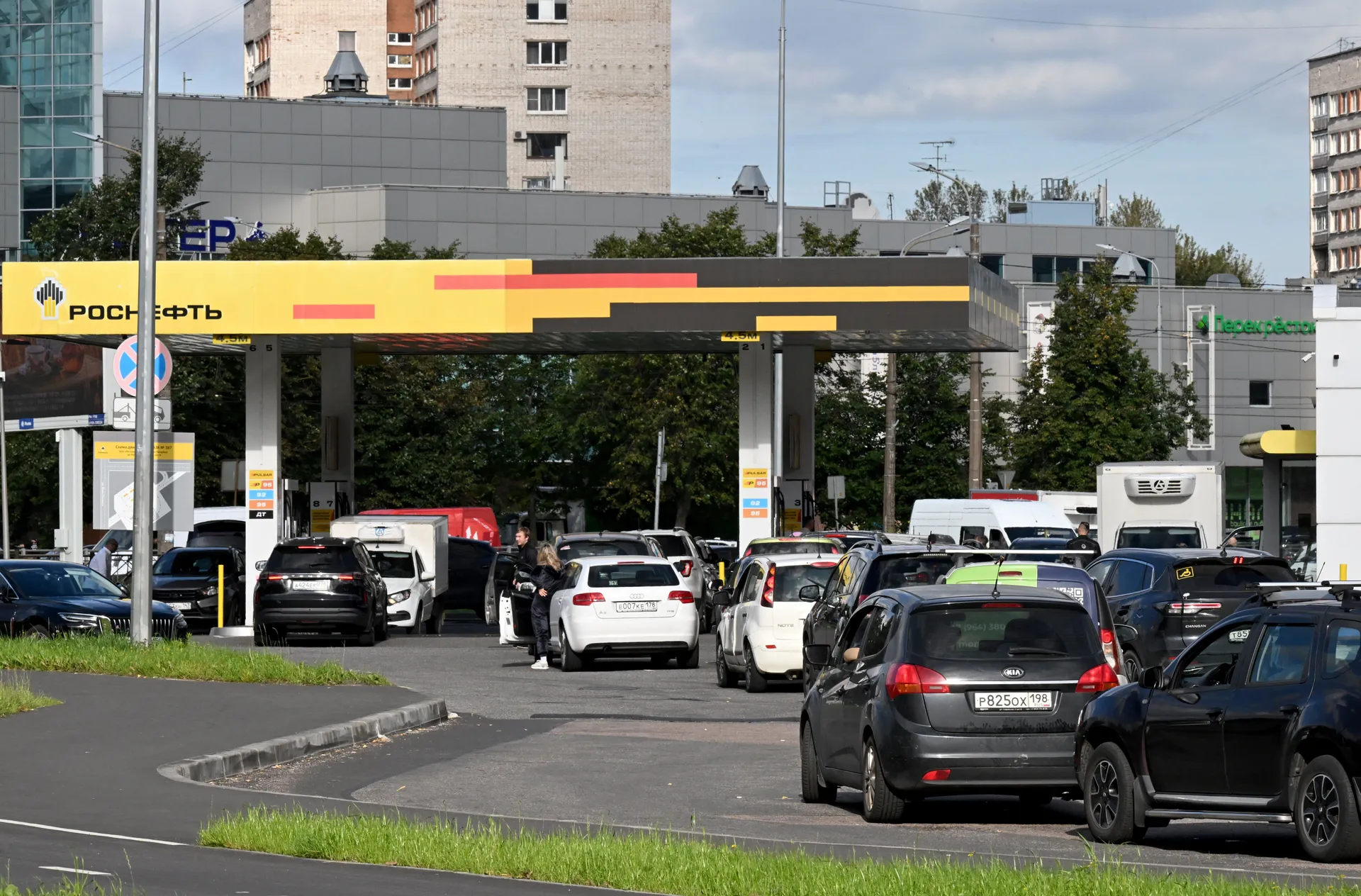 SANKT PETERBURG, RUSIJA – 16. septembar: Automobili čekaju u redu za gorivo na benzinskoj stanici kompanije Gazprom u Sankt Peterburgu, u Rusiji, 16. septembra 2026. godine. Poremećaji u snabdijevanju gorivom širom Sankt Peterburga naglo su se pogoršali n